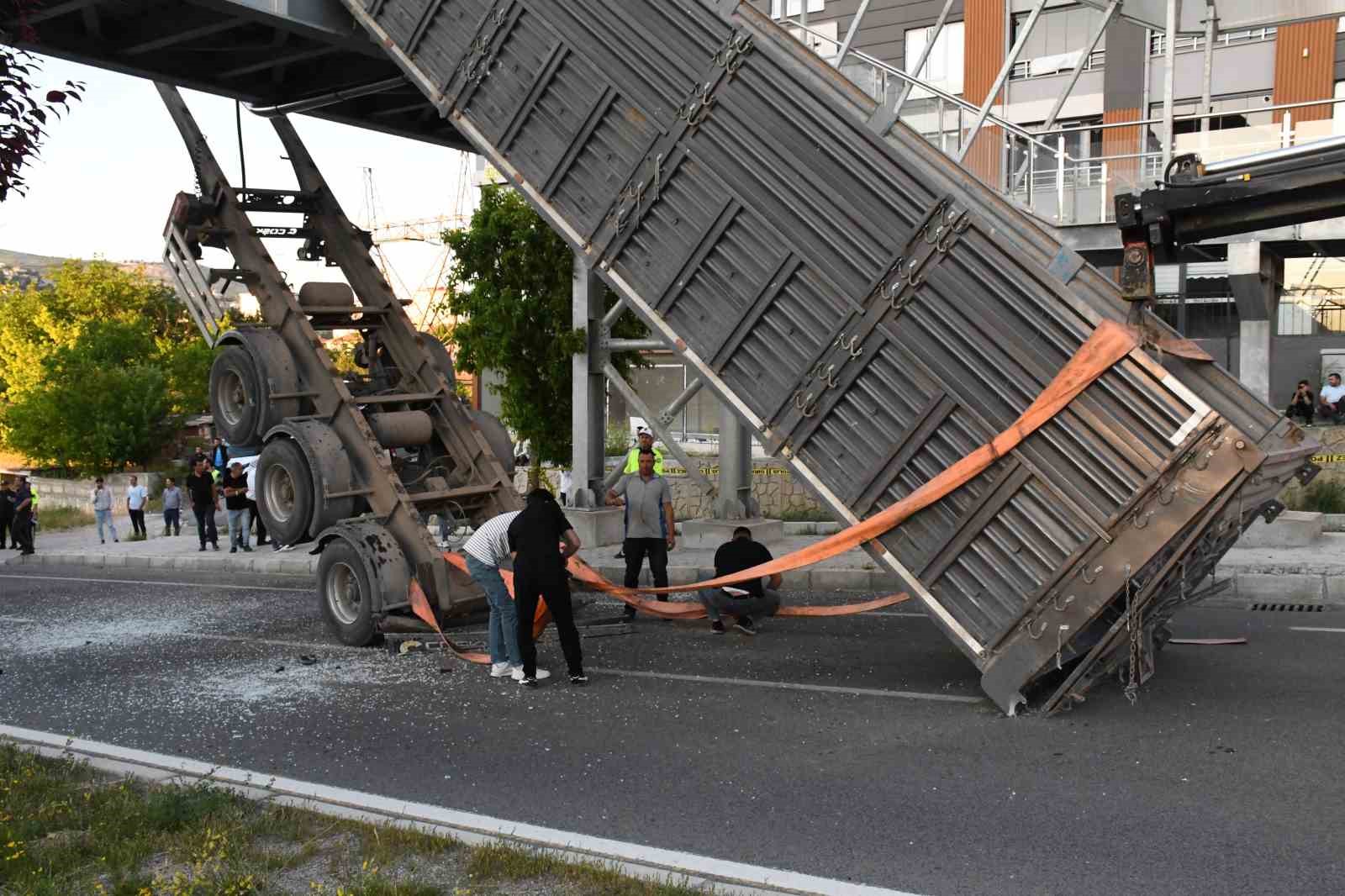 Yozgat’ta tırın dorsesi üst geçide takıldı