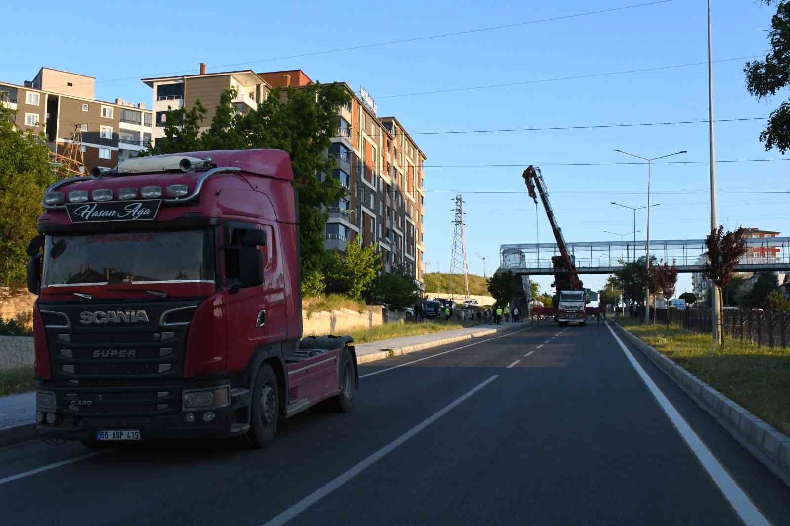 Yozgat’ta tırın dorsesi üst geçide takıldı