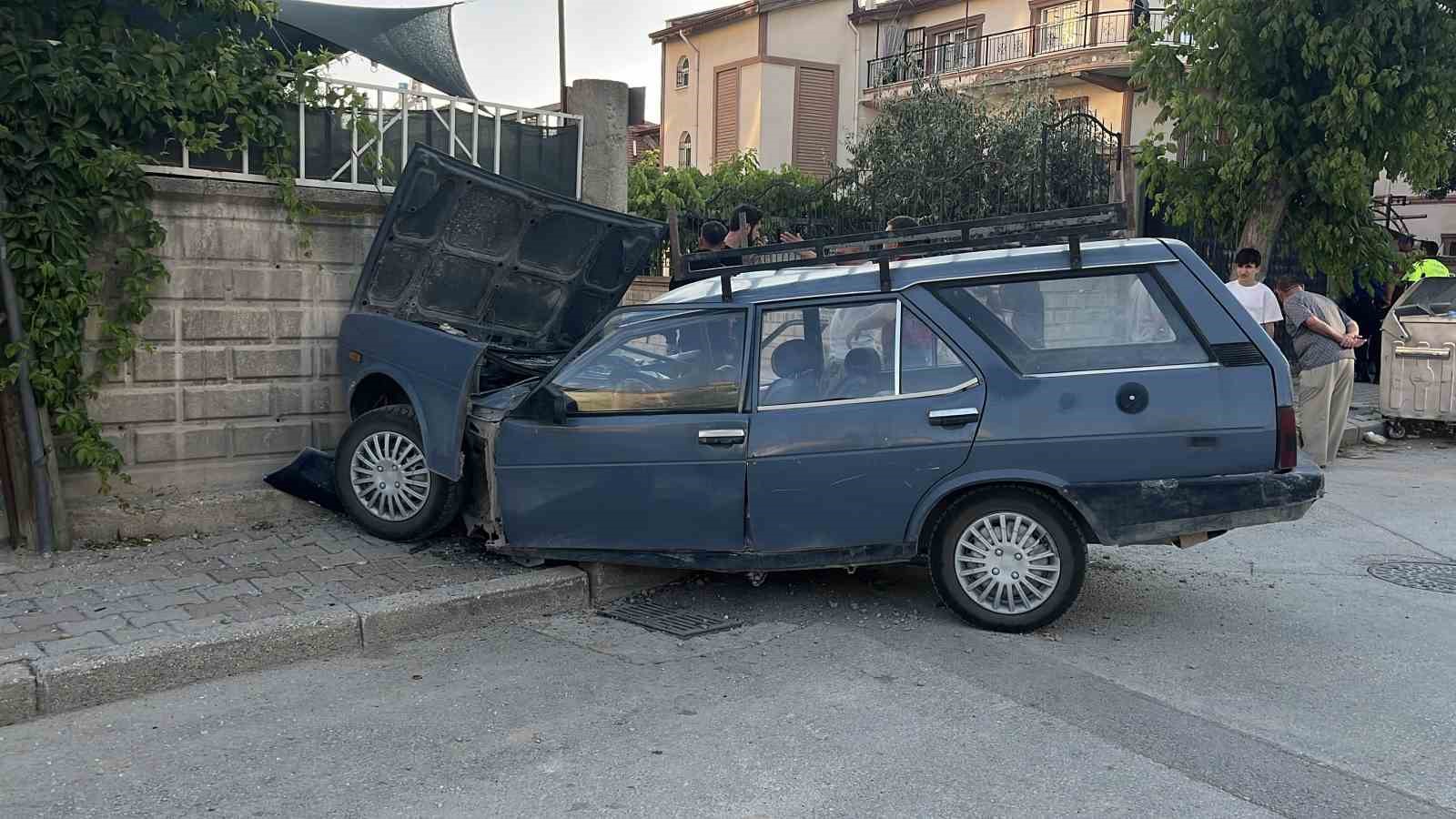 Ehliyetsiz çocuk sürücünün karıştığı kazada 2’si çocuk 5 kişi yaralandı