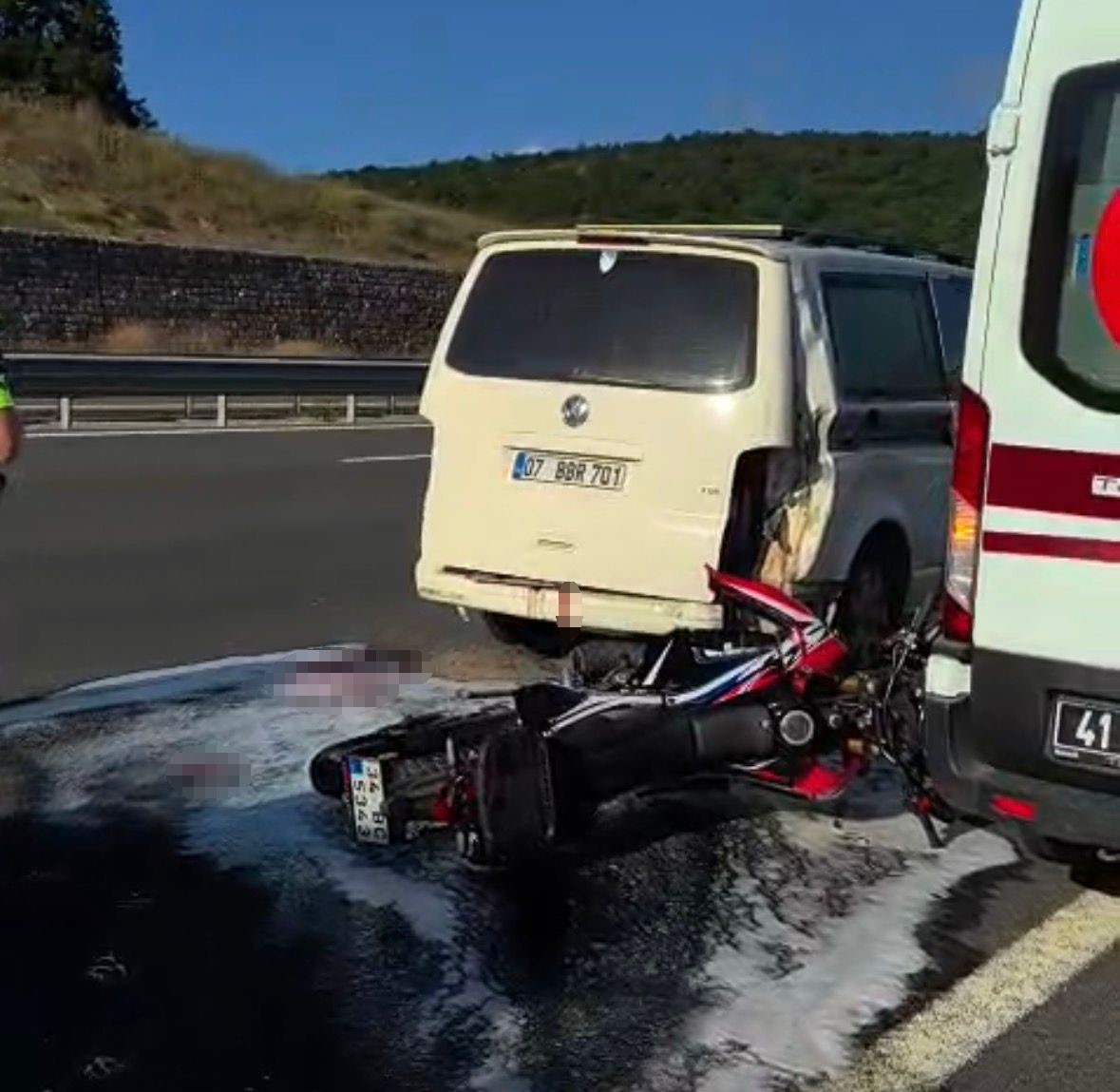 Panelvana çarpan motosikletli ağır yaralandı