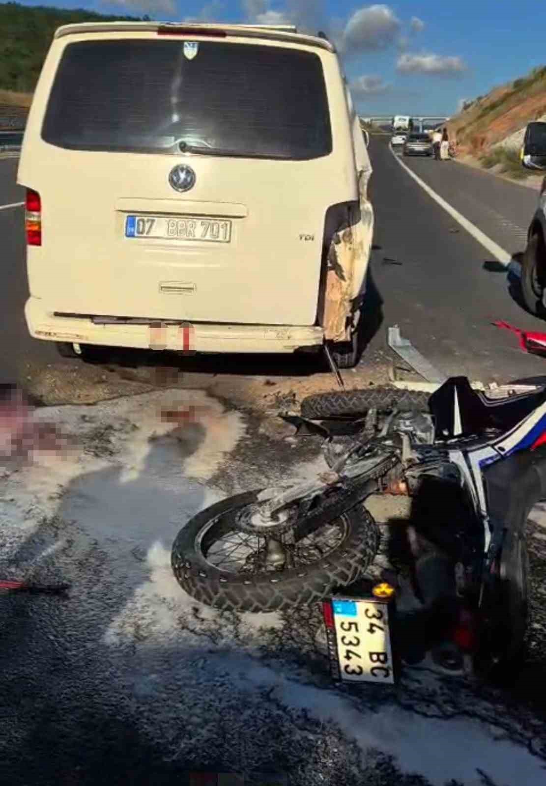 Panelvana çarpan motosikletli ağır yaralandı