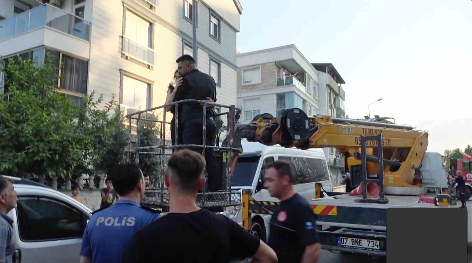 Apartmanda çıkan yangında can pazarı yaşandı