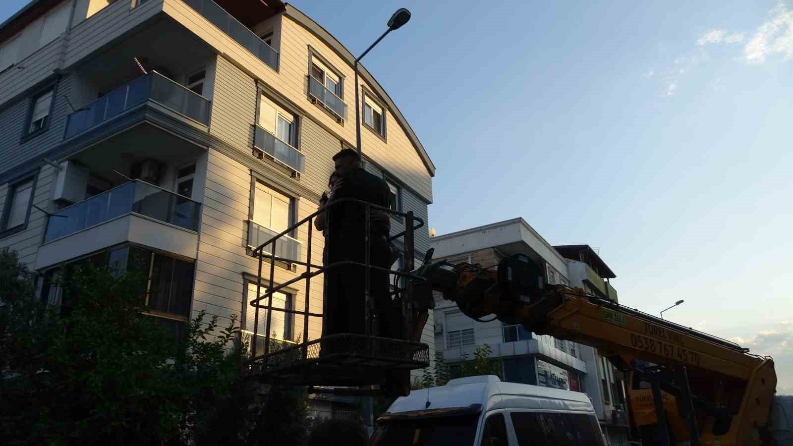 Apartmanda çıkan yangında can pazarı yaşandı