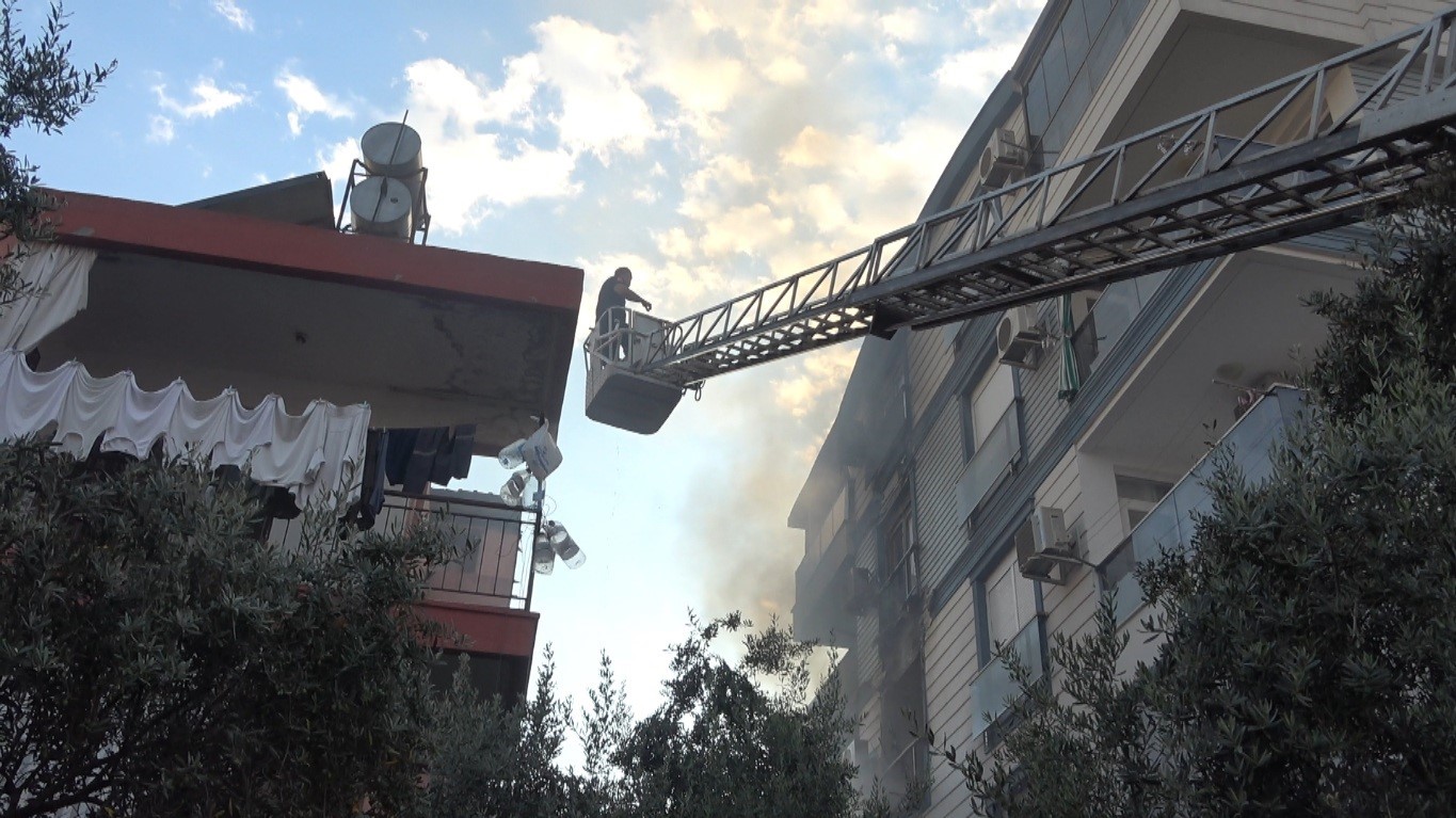 Apartmanda çıkan yangında can pazarı yaşandı