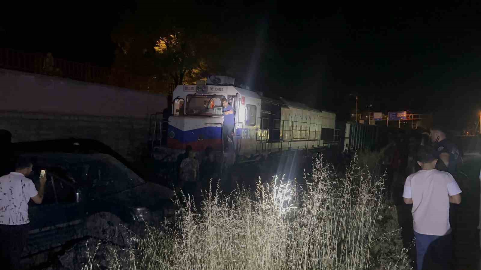 Yük treni hafif ticari aracı 120 metre sürükledi: 2 yaralı