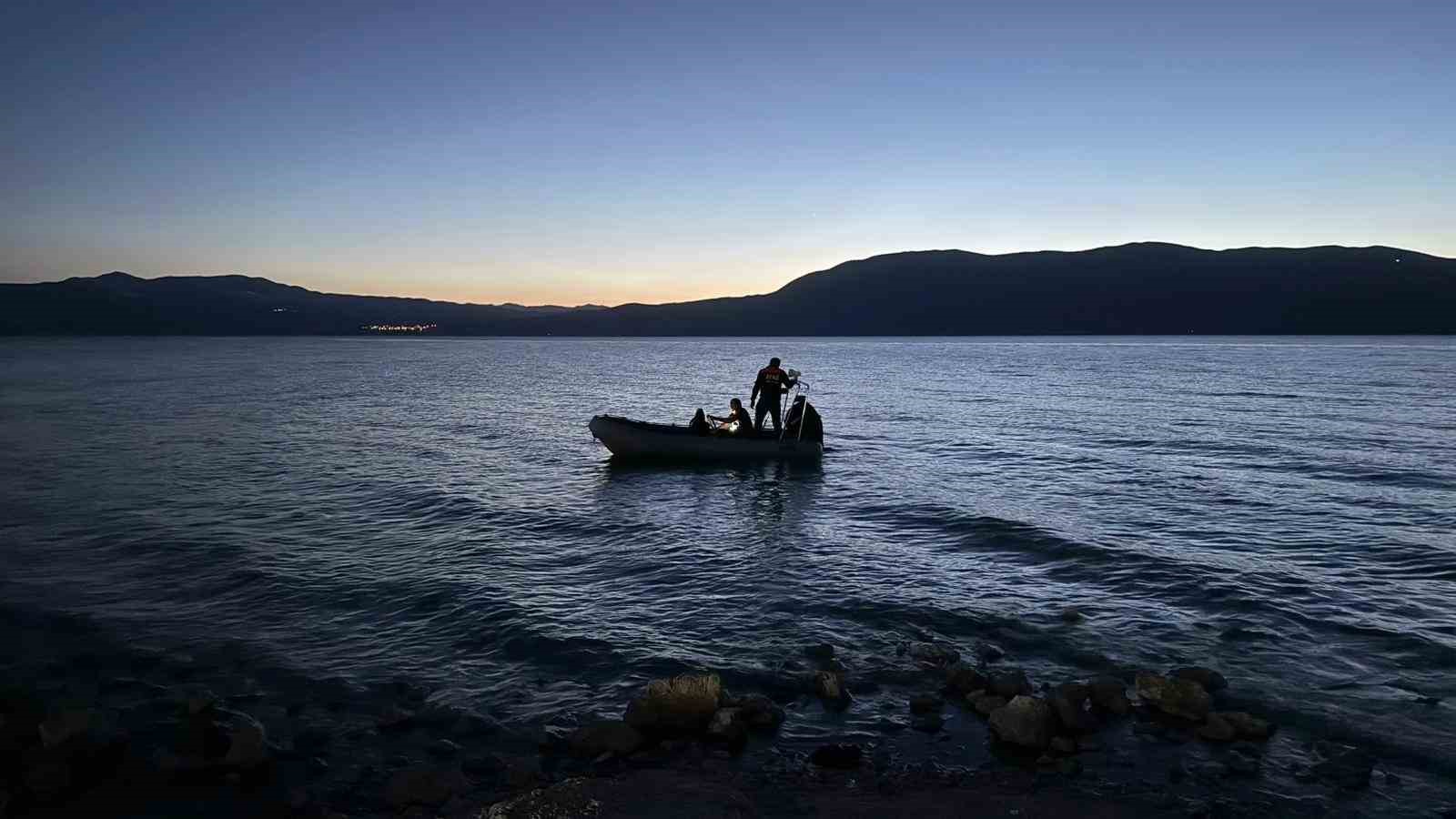 Burdur Gölü’nde kano ile açılan 2 kişiden haber alınamıyor