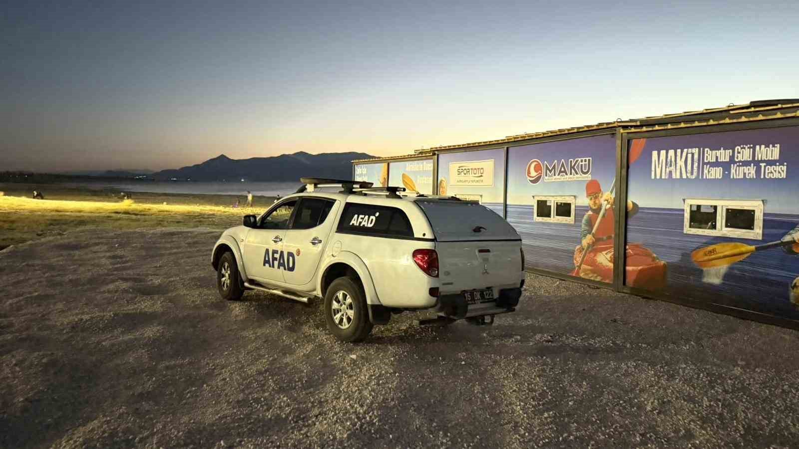 Burdur Gölü’nde kano ile açılan 2 kişiden haber alınamıyor