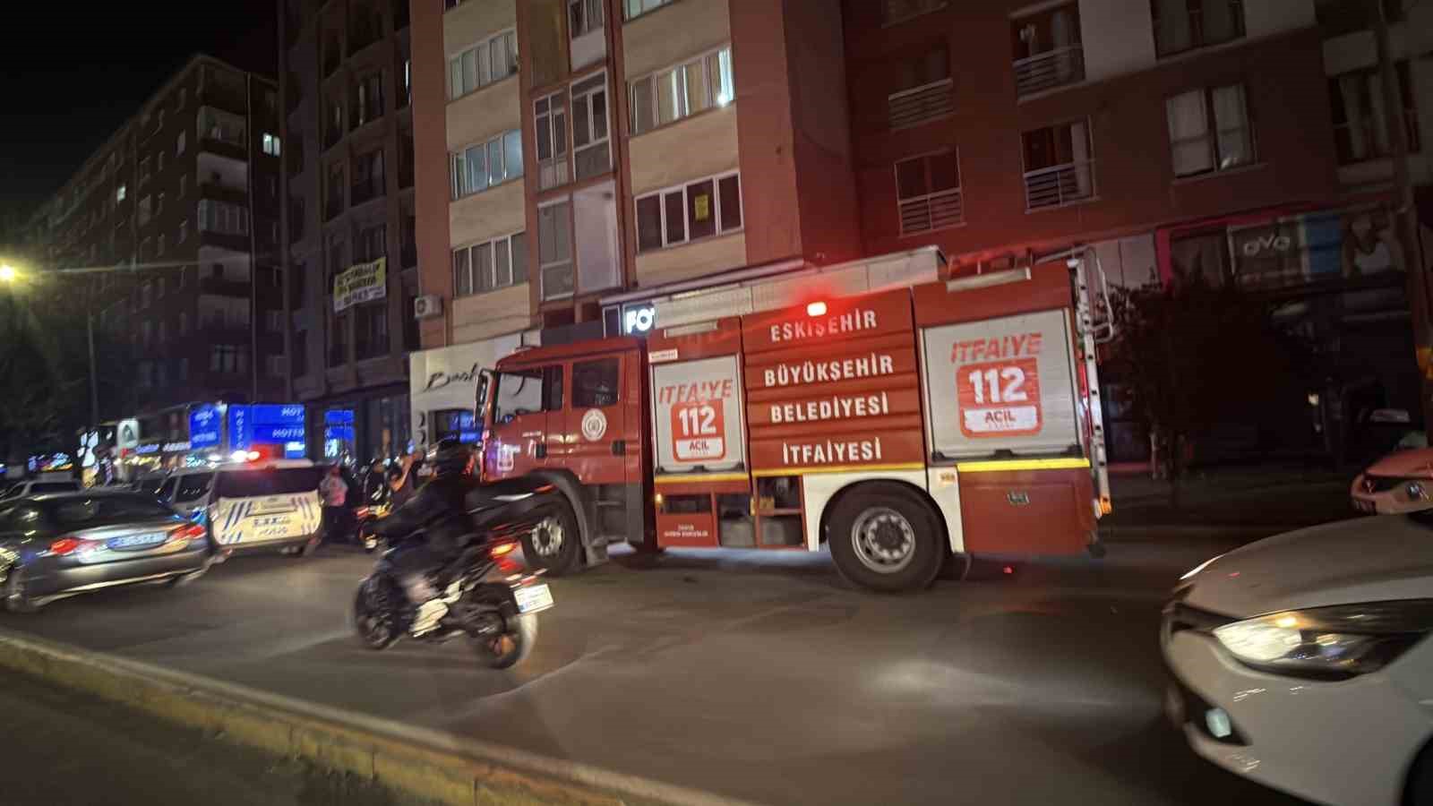 Apartmanda çıkan yangında dumanlar daireleri sardı, bina tahliye edildi
