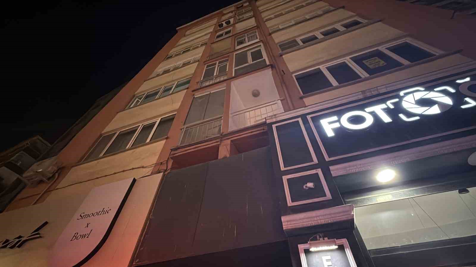Apartmanda çıkan yangında dumanlar daireleri sardı, bina tahliye edildi
