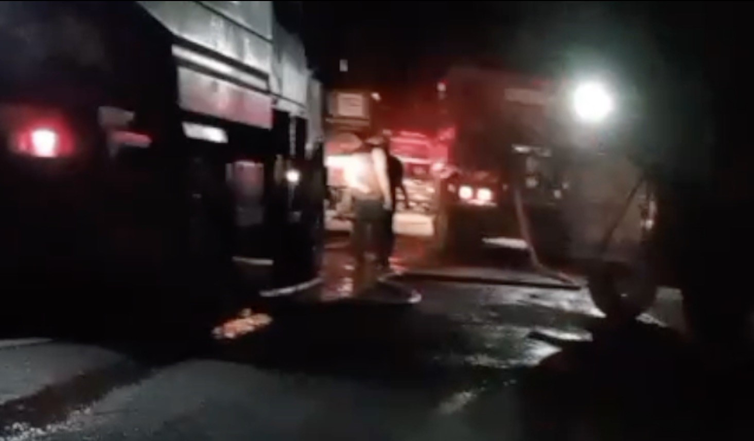 Ayvalık’ta fıstık çamı arazisinde çıkan yangın ormana sıçradı
