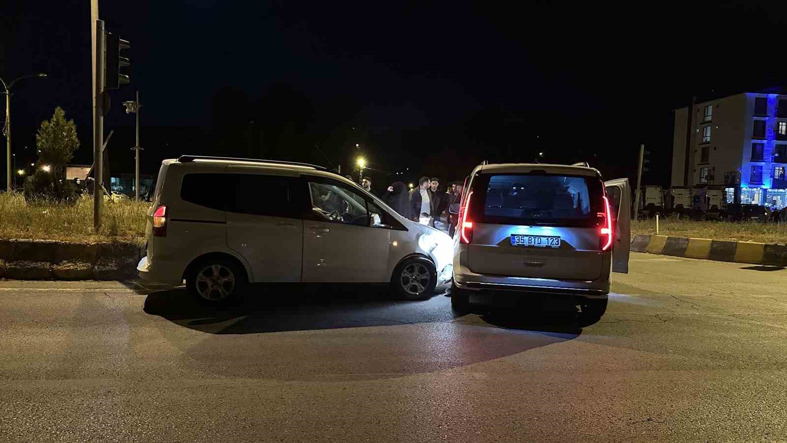 Hasköy’de iki otomobil çarpıştı: Yaralanan olmadı