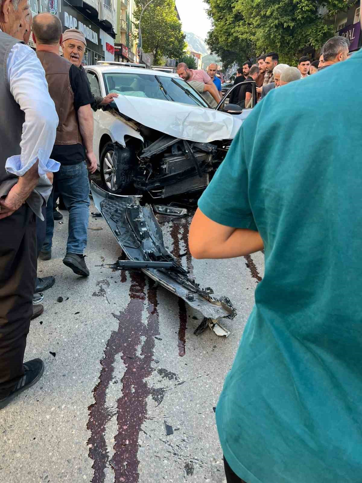 Muş’ta zincirleme kaza: 3 araç birbirine girdi
