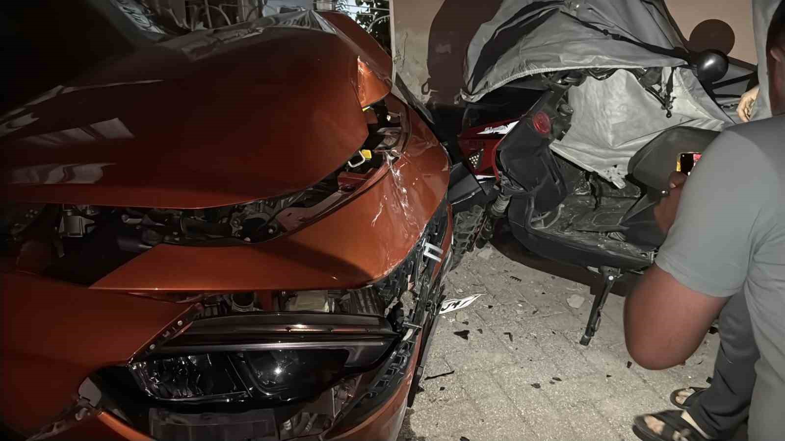 Kontrolden çıkan araç park halindeki motosiklet ve arabaya çarptı: O anlar kamerada