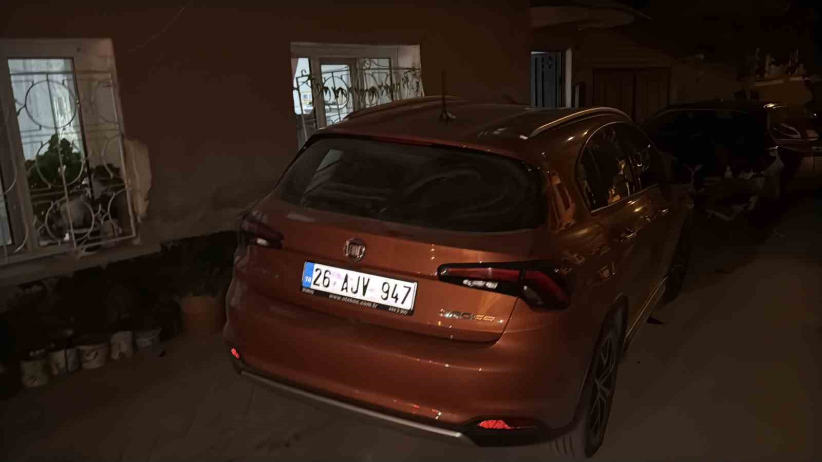 Kontrolden çıkan araç park halindeki motosiklet ve arabaya çarptı: O anlar kamerada