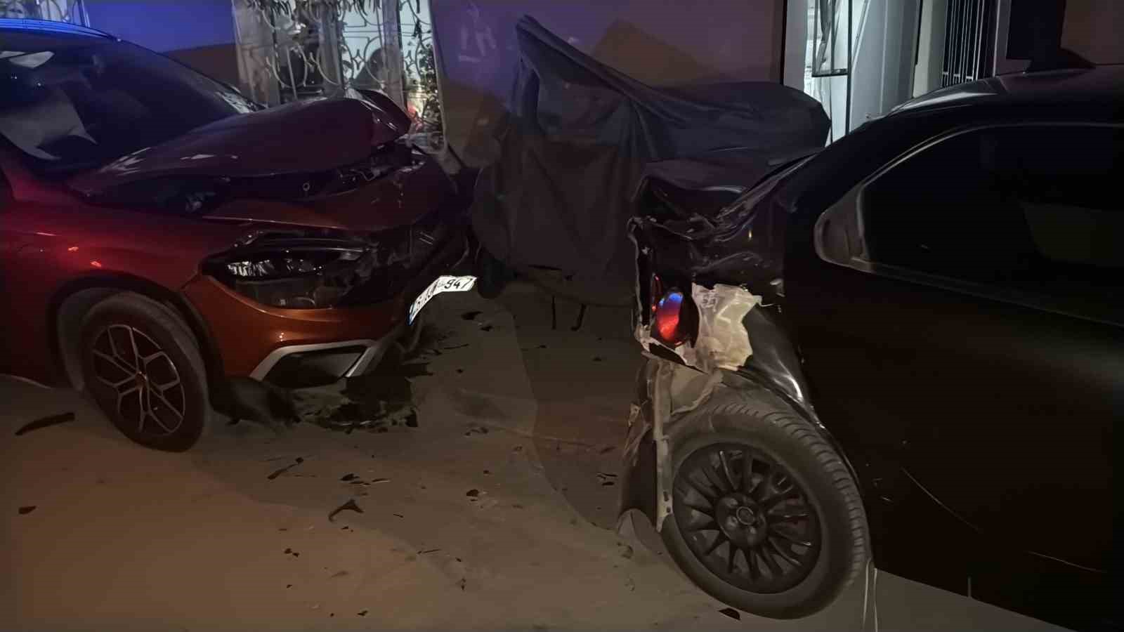 Kontrolden çıkan araç park halindeki motosiklet ve arabaya çarptı: O anlar kamerada