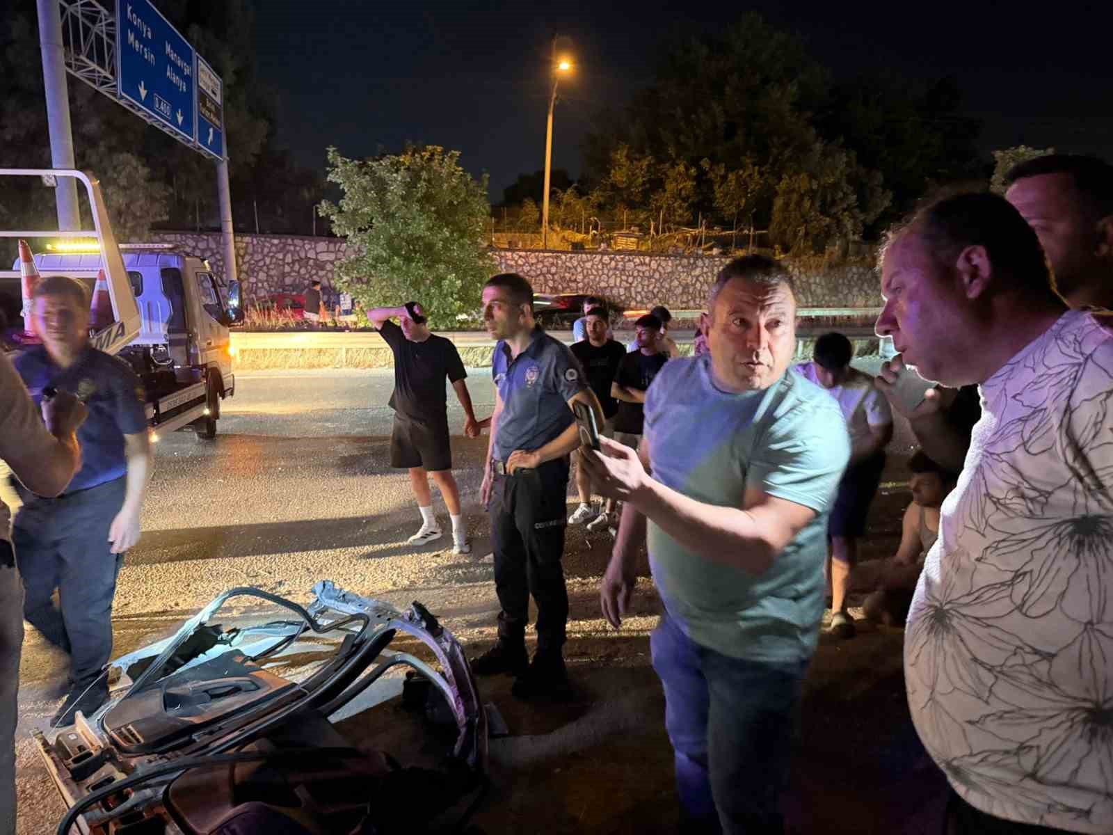 Direğe çarpan otomobilin motoru fırlayıp işçilerin kaldığı barakaya uçtu: 1 ağır yaralı