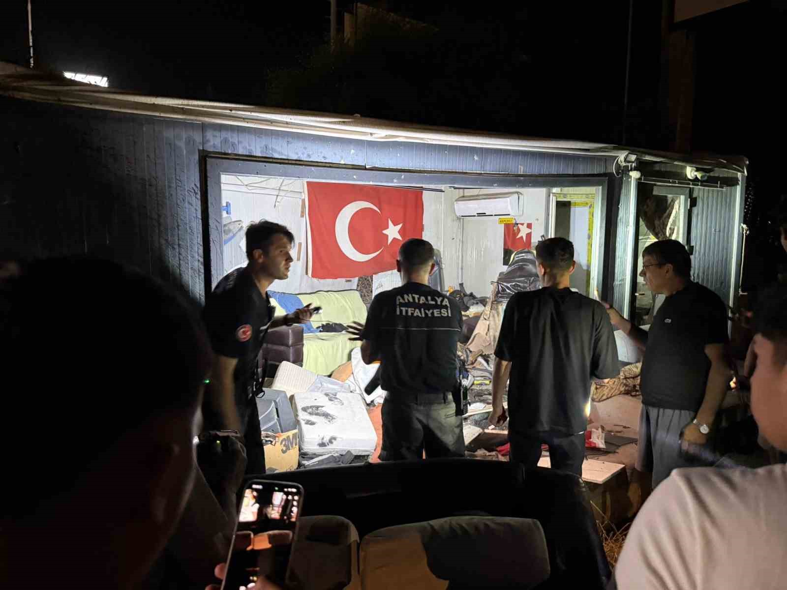 Direğe çarpan otomobilin motoru fırlayıp işçilerin kaldığı barakaya uçtu: 1 ağır yaralı