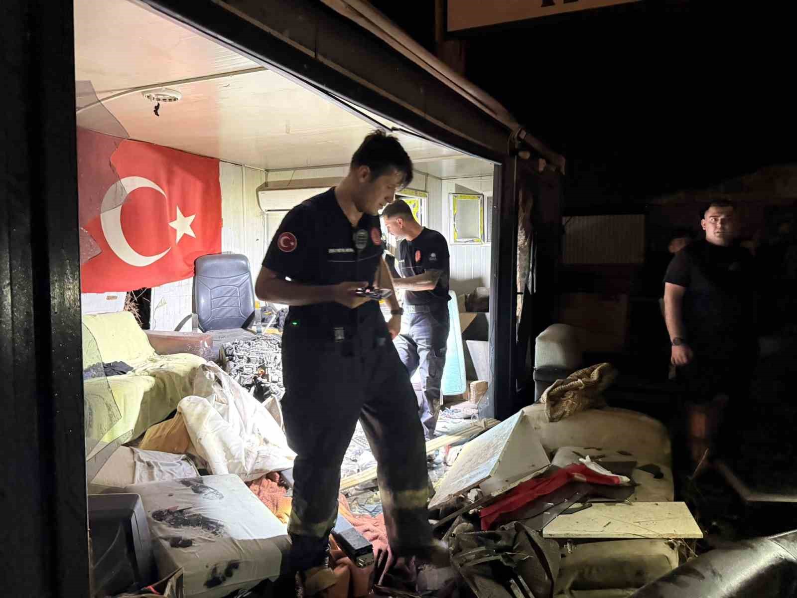 Direğe çarpan otomobilin motoru fırlayıp işçilerin kaldığı barakaya uçtu: 1 ağır yaralı