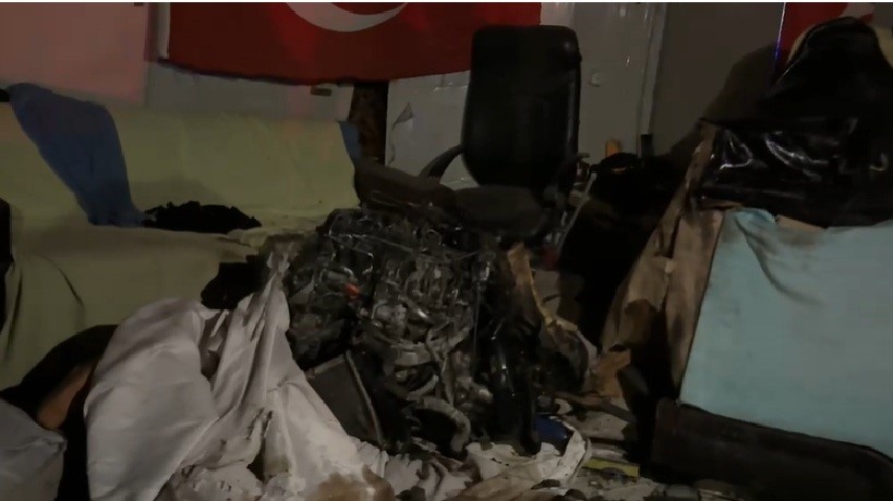 Direğe çarpan otomobilin motoru fırlayıp işçilerin kaldığı barakaya uçtu: 1 ağır yaralı