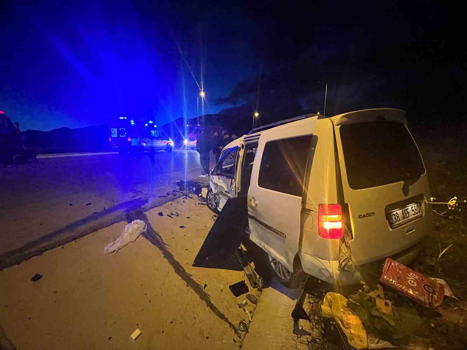 Kayseri’de otomobille hafif ticari araç çarpıştı: 1 ölü, 6 yaralı