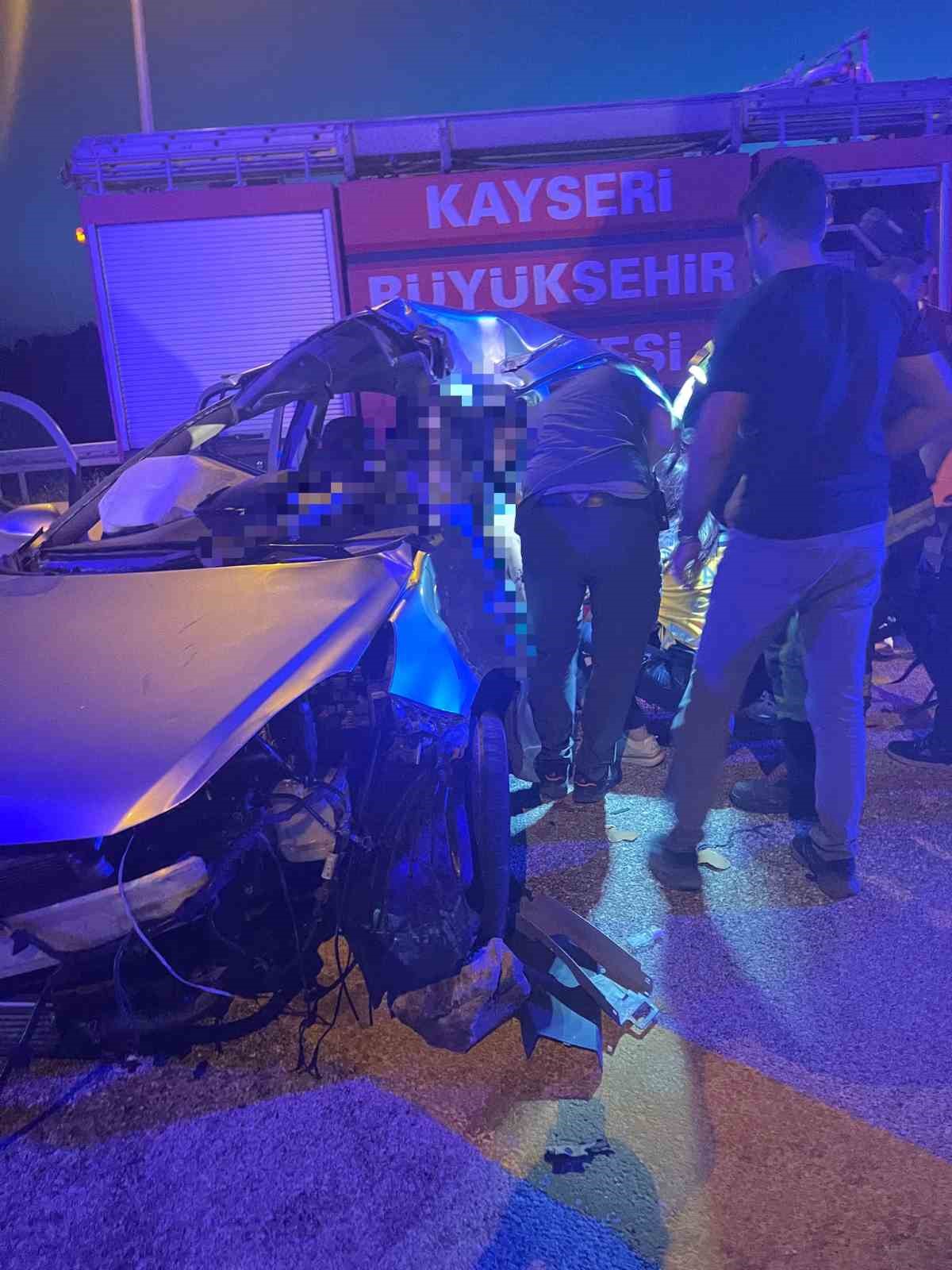 Kayseri’de otomobille hafif ticari araç çarpıştı: 1 ölü, 6 yaralı