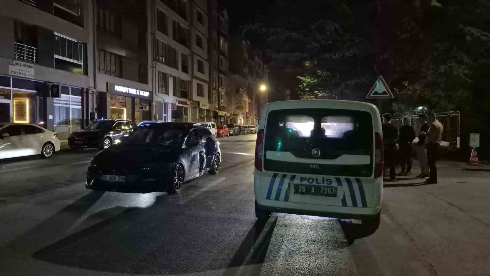 Kasisten çapraz geçmek isteyen otomobile motosiklet çarptı: 2 yaralı