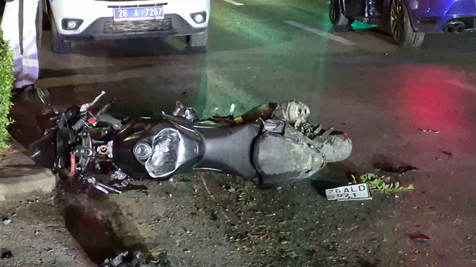 Kasisten çapraz geçmek isteyen otomobile motosiklet çarptı: 2 yaralı
