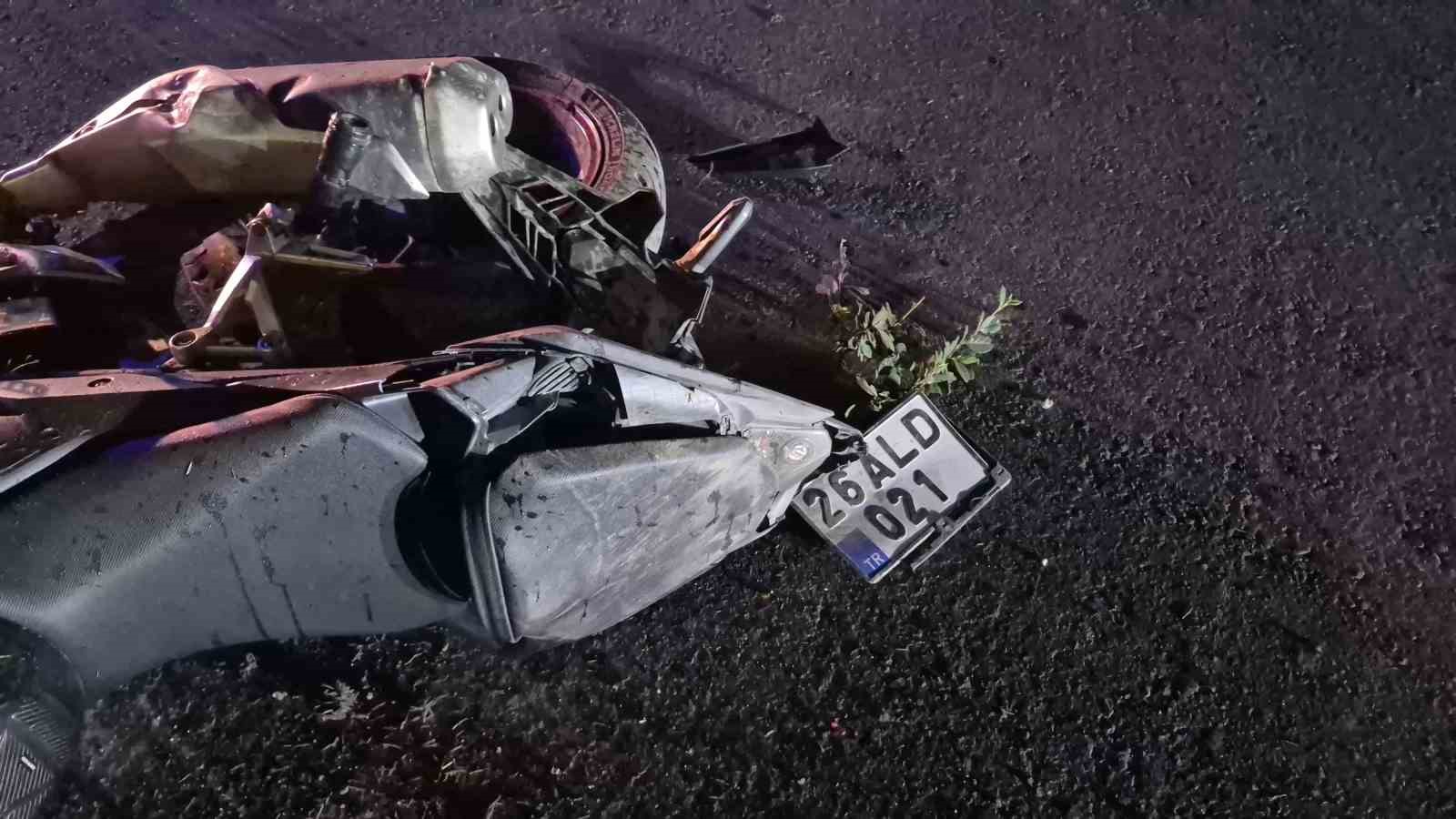 Kasisten çapraz geçmek isteyen otomobile motosiklet çarptı: 2 yaralı