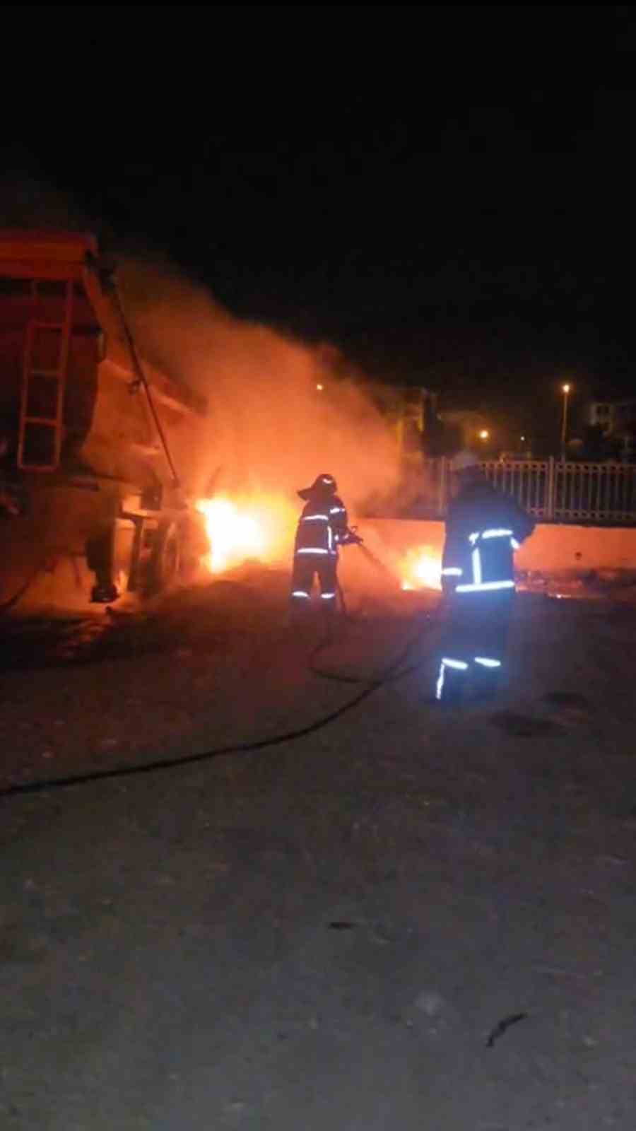 Sinop’ta park halindeki tır dorsesi alev alev yandı