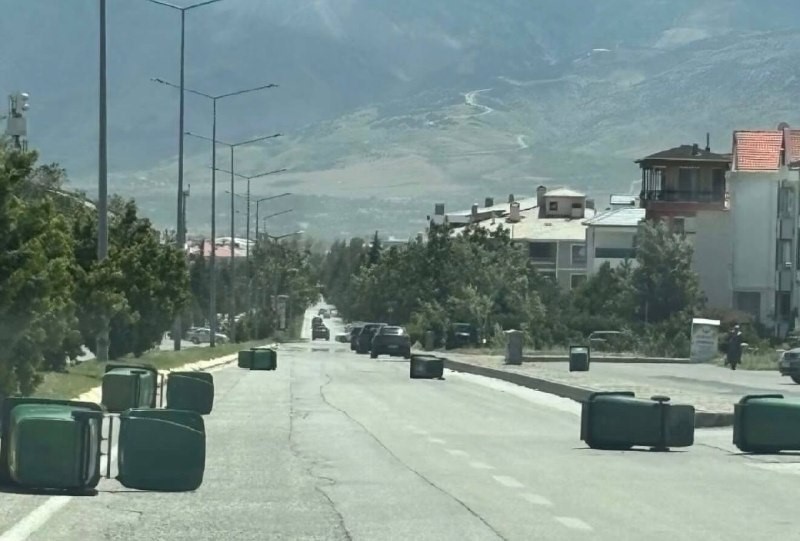 Erzincan’da şiddetli rüzgardan ağaçlar devrildi, çatılar uçtu