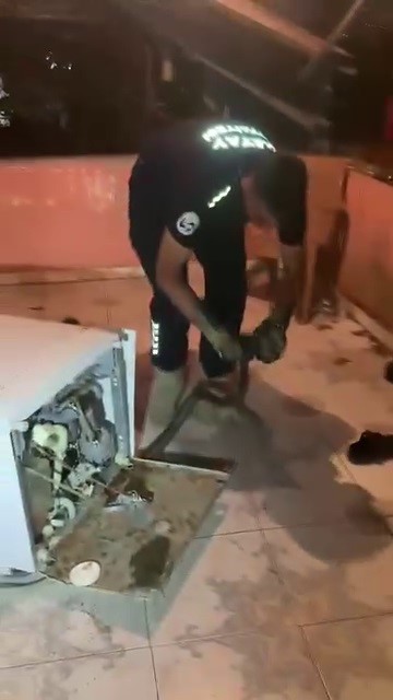 Bulaşık makinesine giren 2 metrelik karayılanı itfaiye çıkardı