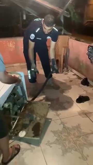 Bulaşık makinesine giren 2 metrelik karayılanı itfaiye çıkardı