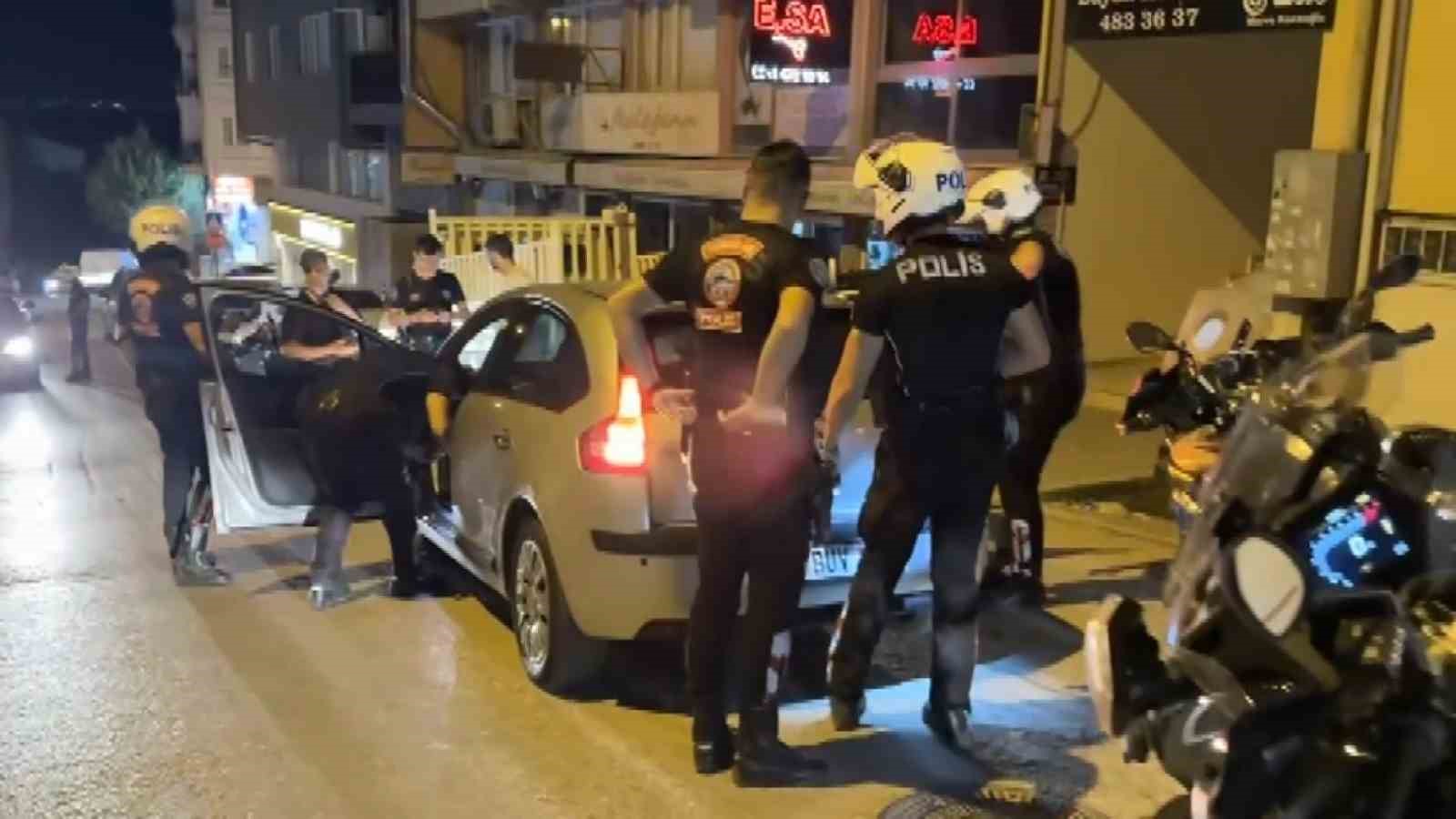 Bursa’nın gözde mahallesinde çok sayıda ekiple ’huzur’ denetimi