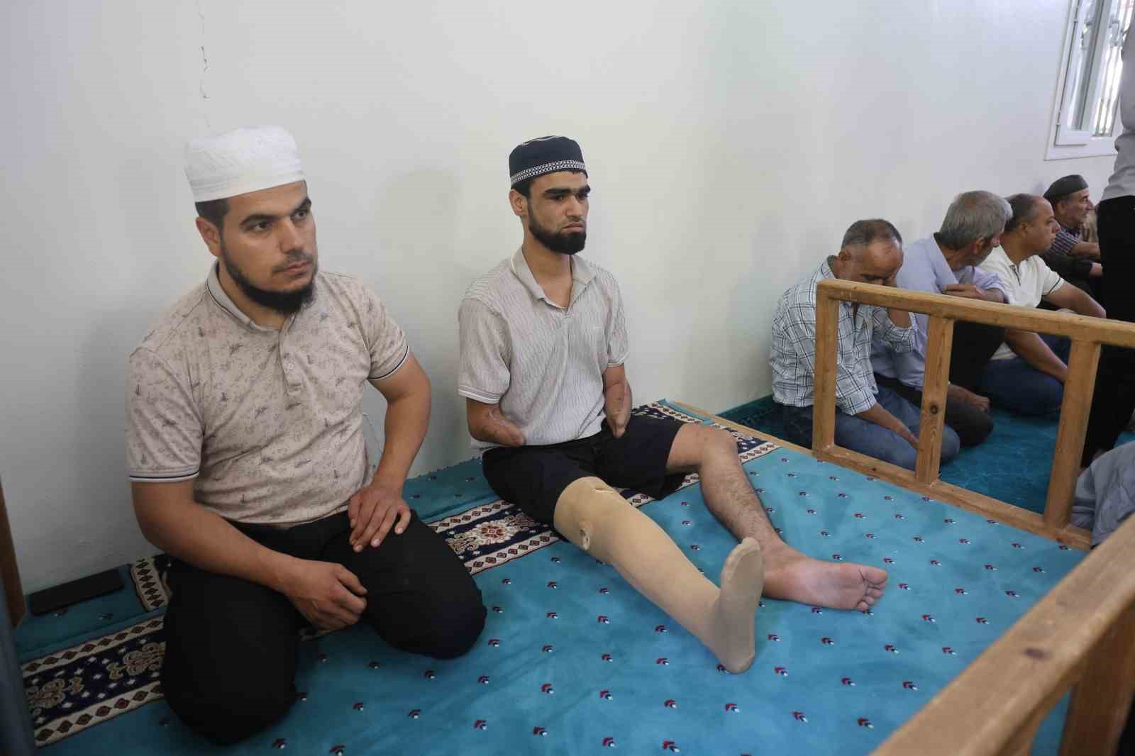 Babasına uzattığı demirin elektrik tellerine değmesiyle akıma kapılarak kollarını ve bacağını kaybeden Ahmet ibadet ederek yaşama tutundu