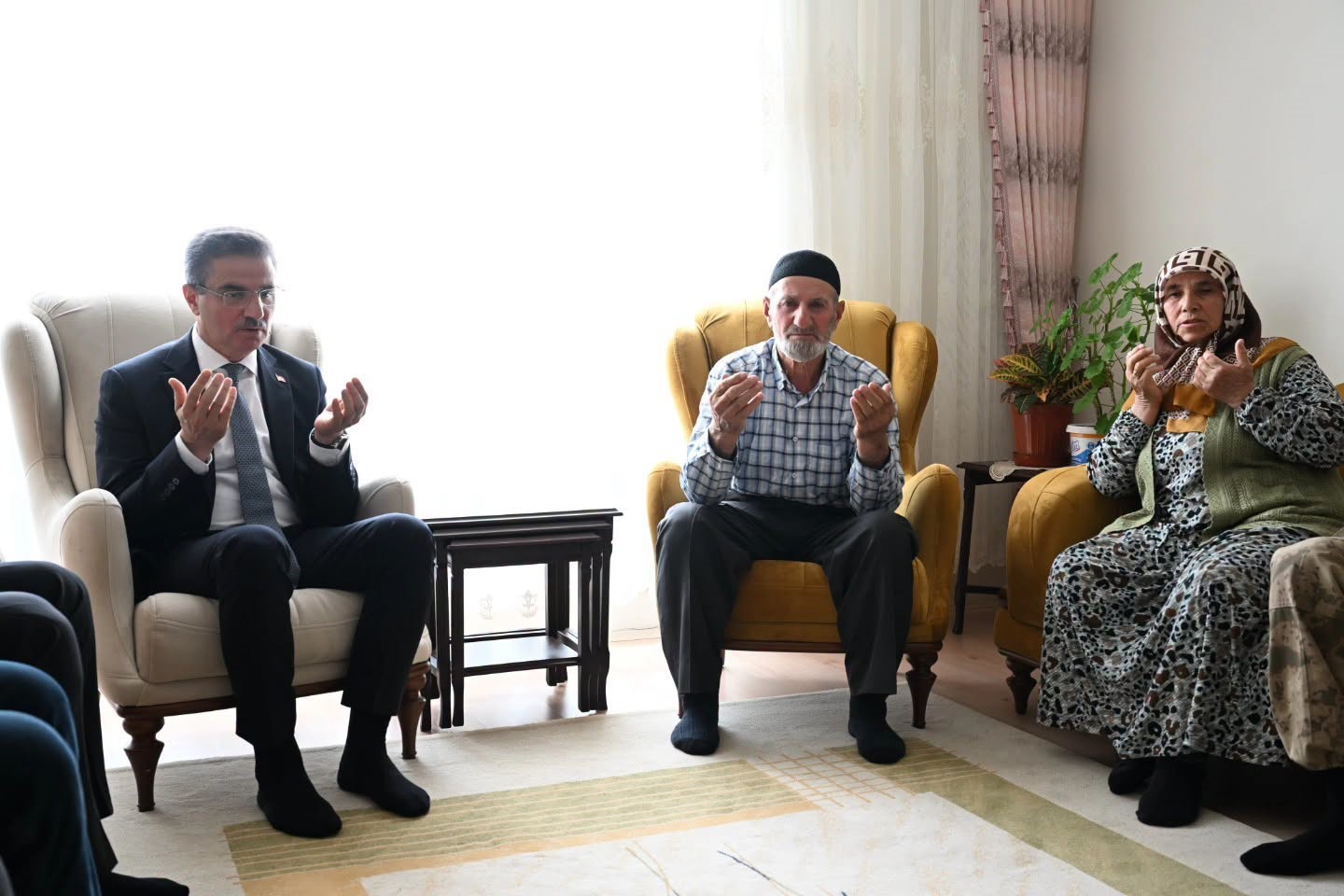 Vali Baruş’tan Narman’da şehit ailesi ve gaziye anlamlı ziyaret