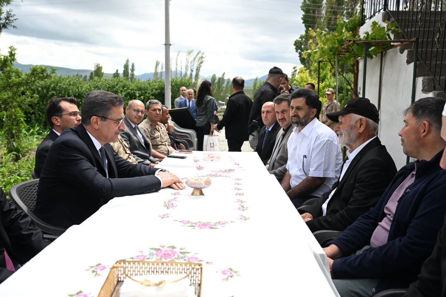 Vali Baruş’tan Narman’da şehit ailesi ve gaziye anlamlı ziyaret
