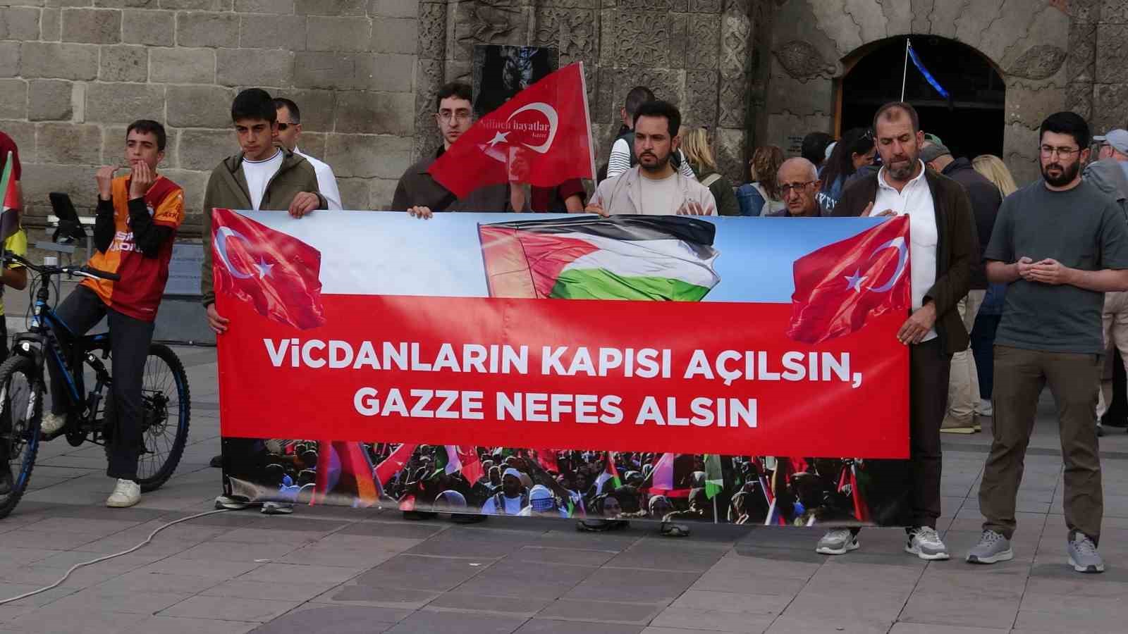 Erzurum’da sağlıkçılar 137’inci kez Gazze için yürüdü
