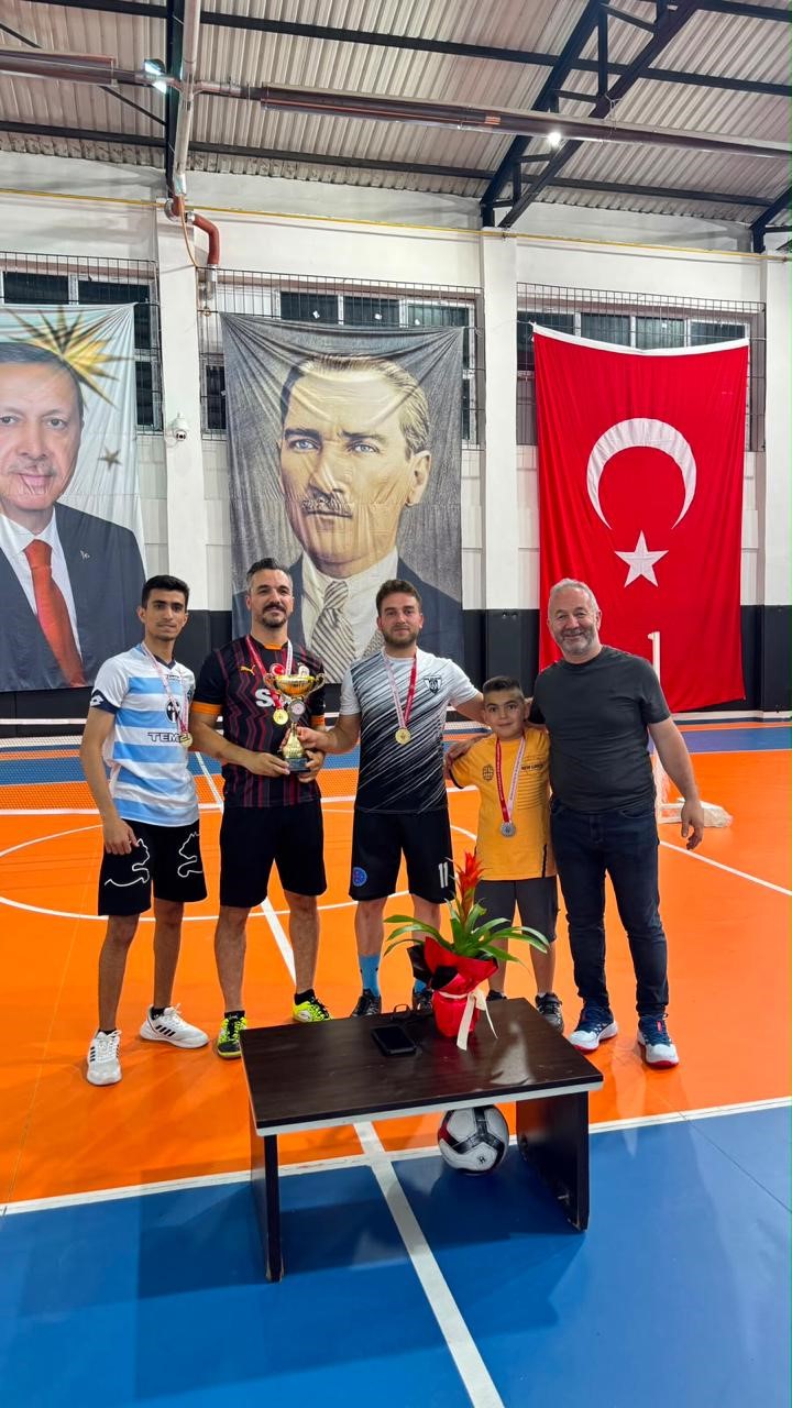 Pozantı’da ilk kez düzenlenen ayak tenisi turnuvası yoğun ilgi gördü