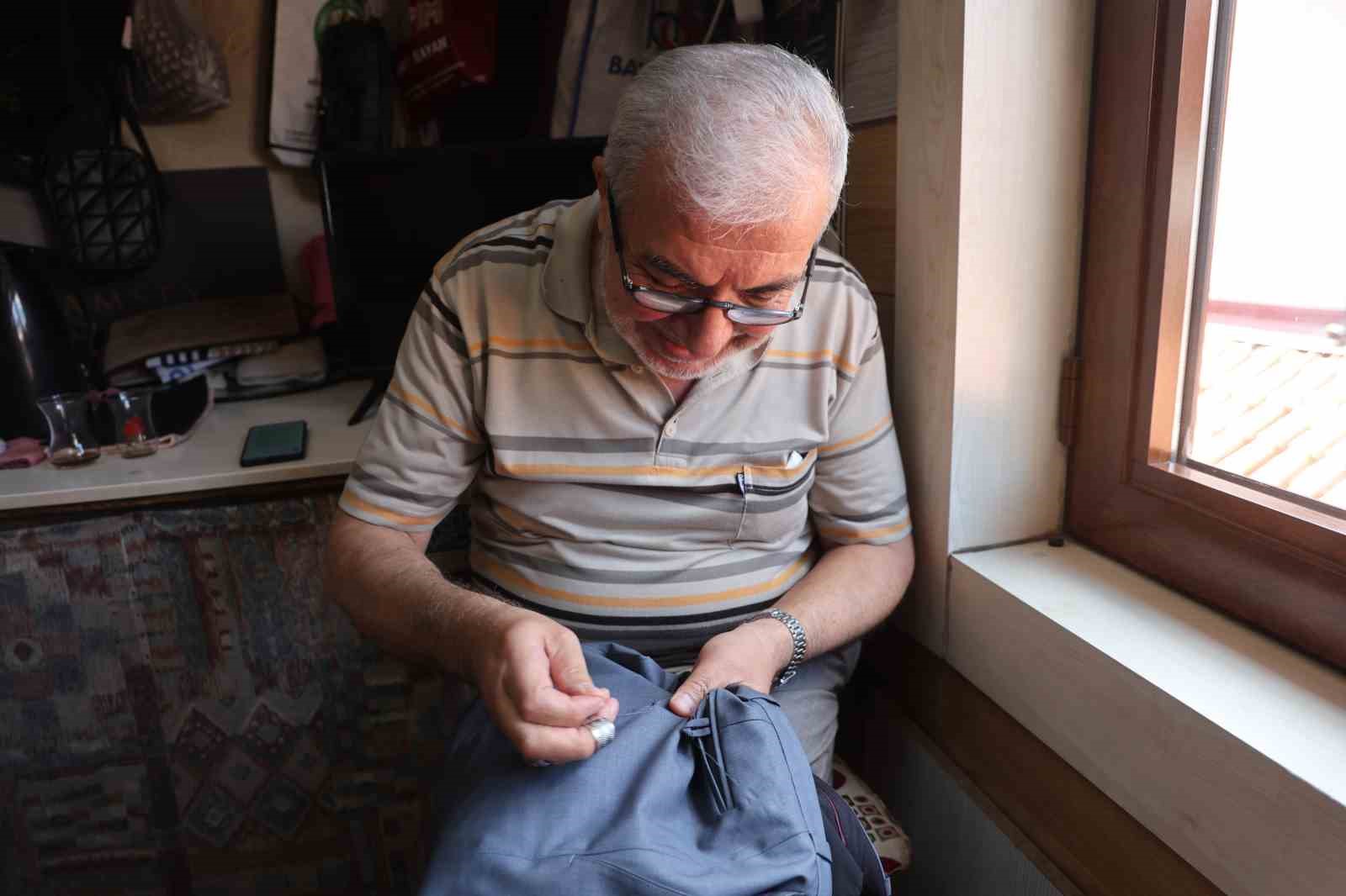 12 metrekarelik dükkanda iğne ile dokuyarak geçen ömür