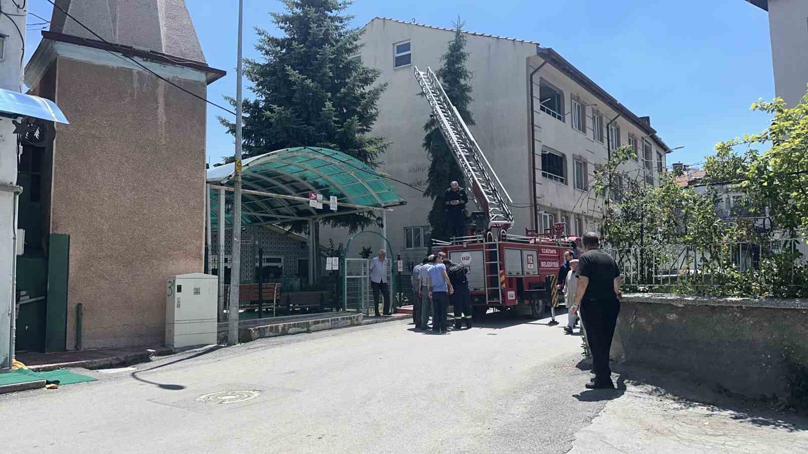 Kütahya’da ağaca takılan serçe itfaiye ekiplerince kurtarıldı
