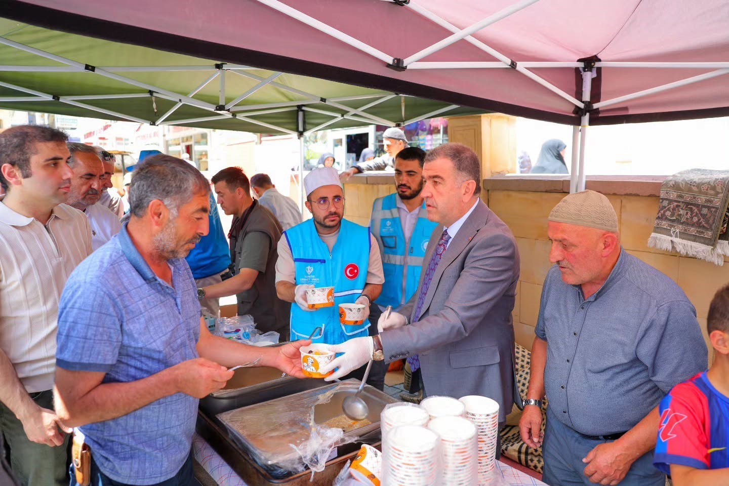 Bayburt’ta vatandaşlara aşure ikram edildi