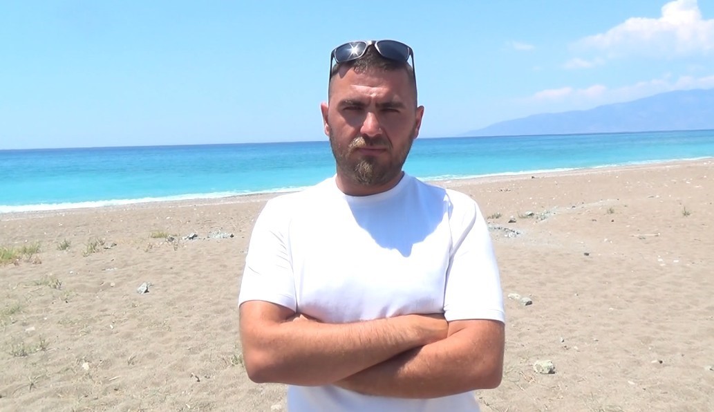 Dalış yaparken burun buruna geldiği köpek balığını, zıpkınla korkutmaya çalıştı