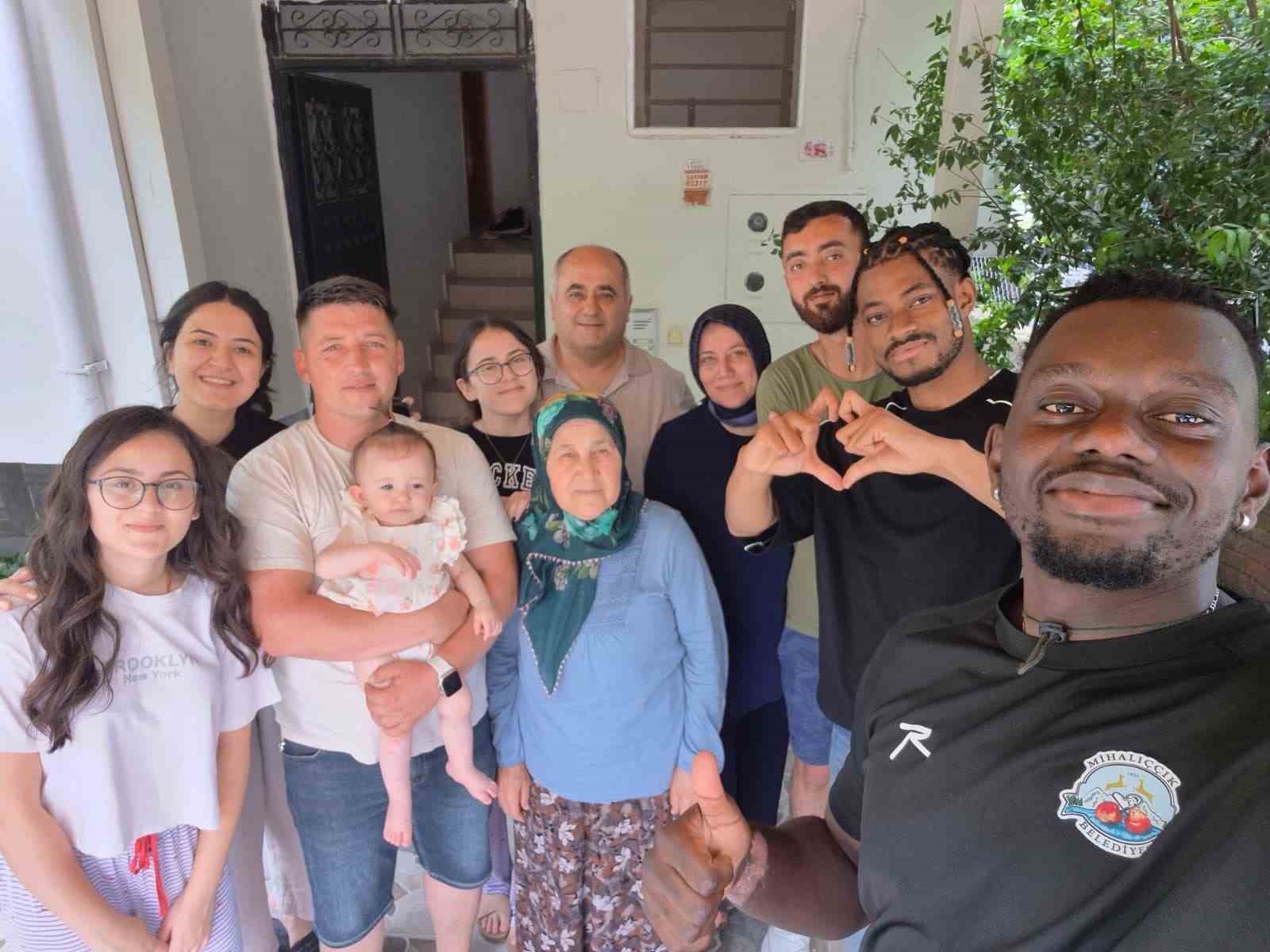 Fildişi Sahilli gençler düğününde halay ve yöresel oyunlarla ilgi odağı oldu