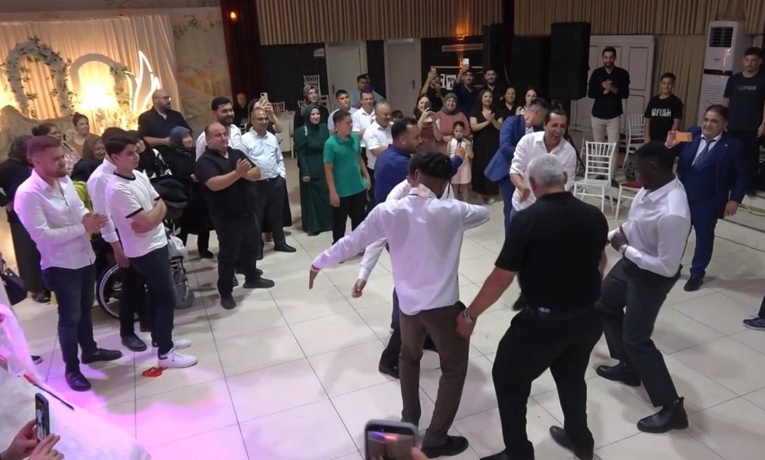 Fildişi Sahilli gençler düğününde halay ve yöresel oyunlarla ilgi odağı oldu