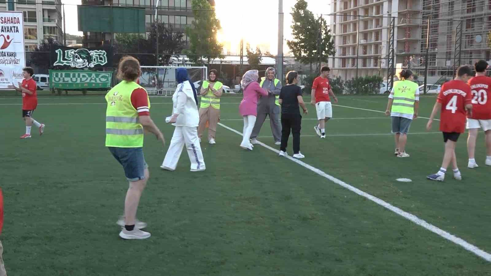 Anneler sahaya indi, bağımlılığa kırmızı kart gösterdi