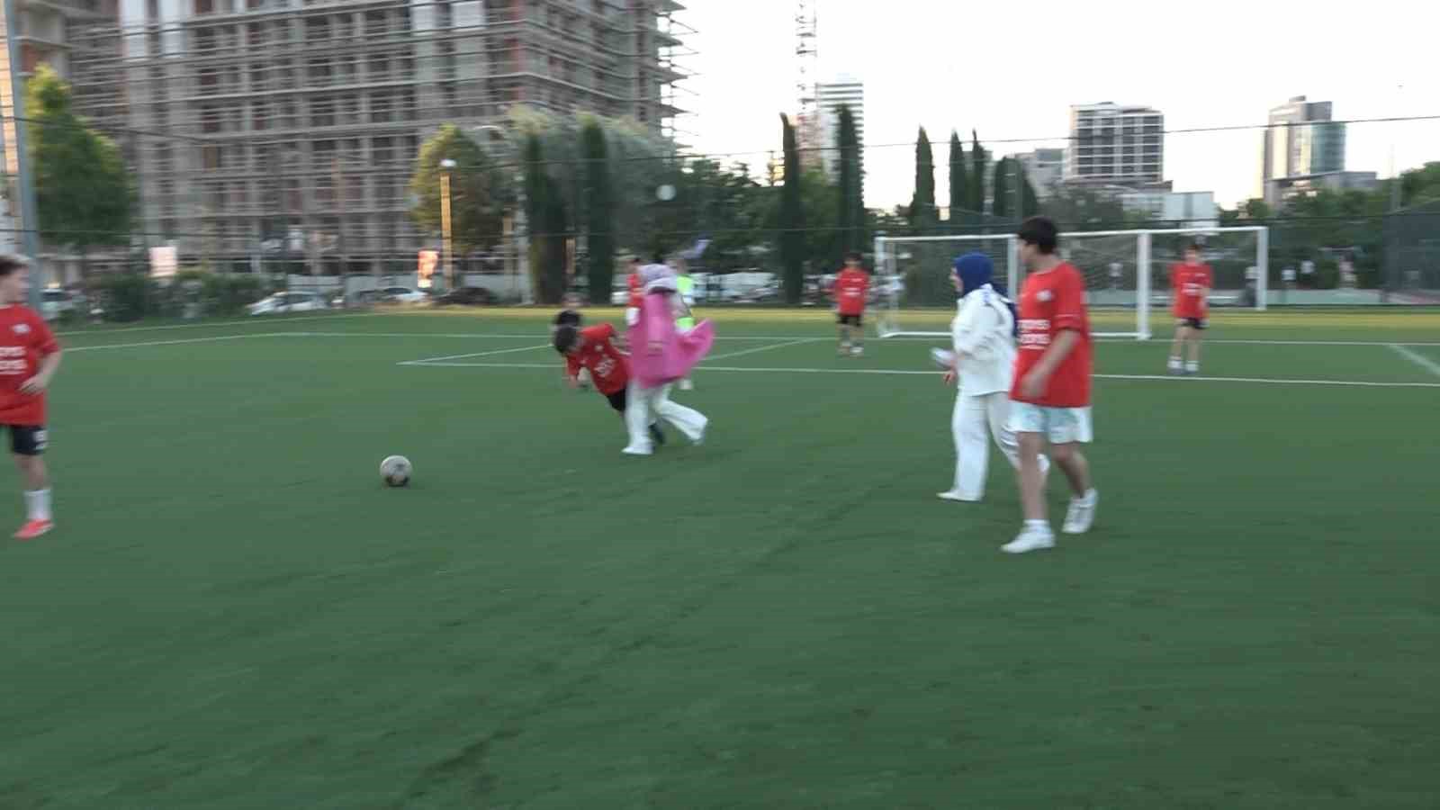 Anneler sahaya indi, bağımlılığa kırmızı kart gösterdi
