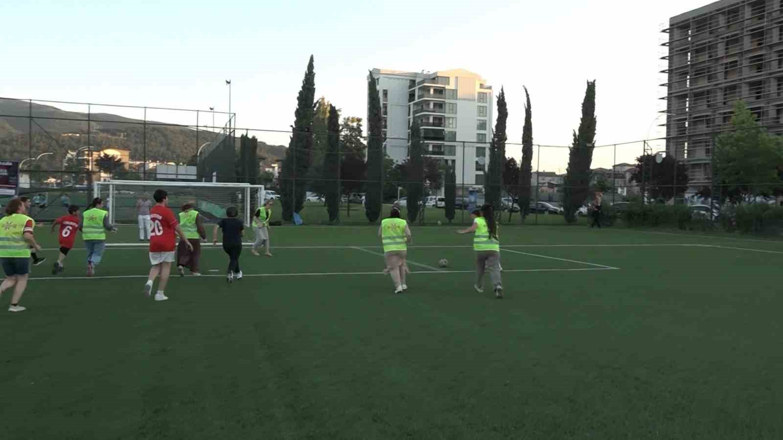 Anneler sahaya indi, bağımlılığa kırmızı kart gösterdi