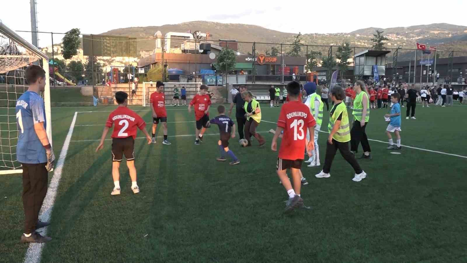 Anneler sahaya indi, bağımlılığa kırmızı kart gösterdi