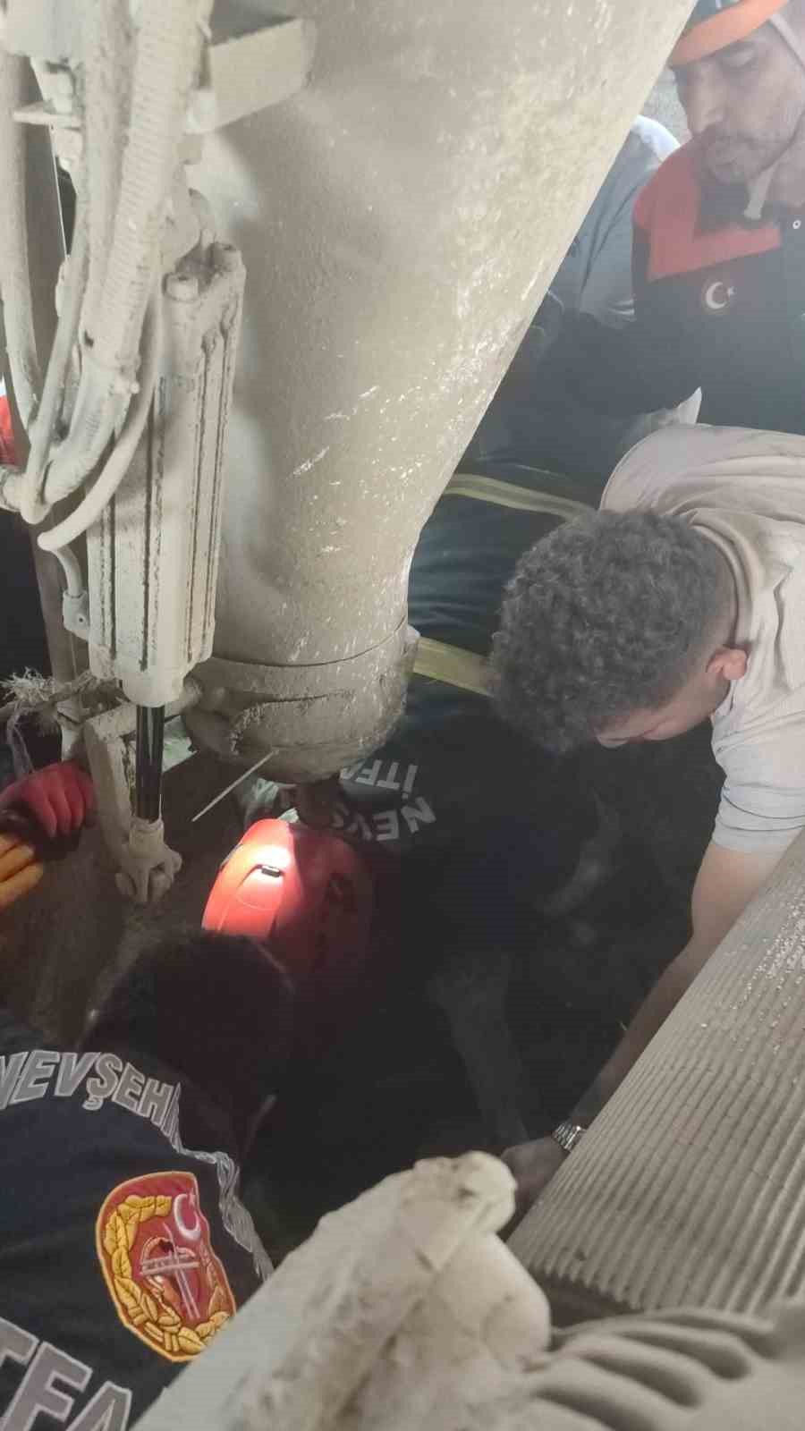 Harç karma makinasına düşen işçiden kötü haber
