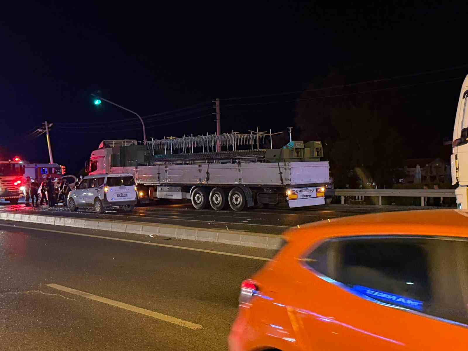 İzmir’de kırmızı ışıkta bekleyen araçlara tır çarptı: 1’i ağır 5 yaralı